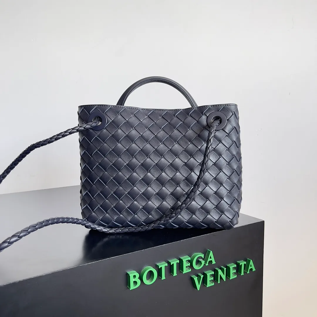 The 2023 new Andiamo batch of 1860 BV has been shipped‼ ️Really popular🔥The new Andiamo woven handbag launched by Bottega Veneta this season is really popular all over the world! ! Celebrities at home and abroad have worn it, and Oscar-winning actress Michelle Yeoh has taken it out on the street. Song Jia, Trai Yara, Yu Feihong, Sanji Ayaka, Rosie Hunting-Whiteley, Yoshioka Riho, etc. have all picked up this bag. It is classic and versatile, showing off its temperament, and the bag capacity is also large, which is very convenient for daily commuting! ! A variety of carrying methods, the shoulder straps can be adjusted by yourself, the original lambskin feels soft and delicate, and the neutral style is made to break gender boundaries and bring a more practical and longer-lasting use experience. Andiamo, which has both elegant and casual styles, perfectly interprets the true appearance of "fashionable old money style". Style number: 743568 Size: 25*22*10.5cm